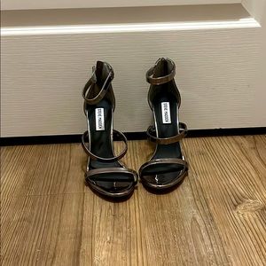 Mateallic sliver Steven madden heel